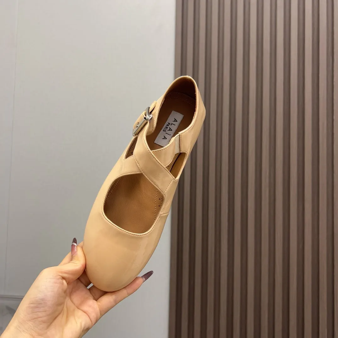 Alaila Criss Cross Ballet Flats In Beige Glossy Calfskin 996031