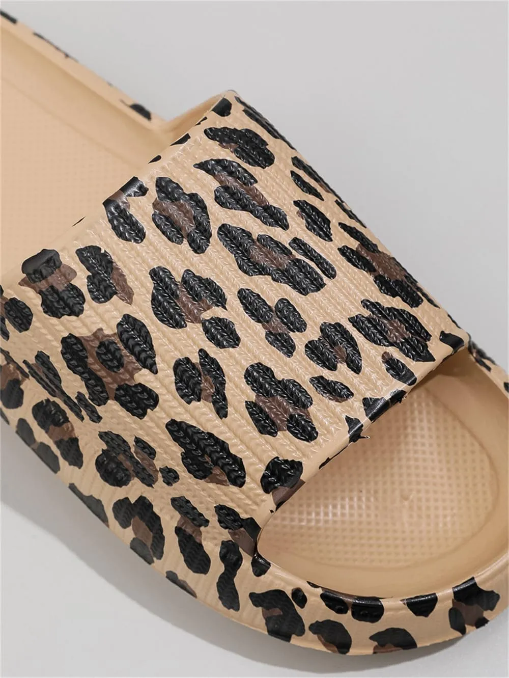 Leopard Print Cloud Slippers for Women Men Cheetah Print Pillow House Slippers Shower Sandals Quick Drying Non Slip